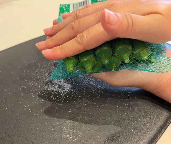 オクラに『片栗粉』をまぶして焼くと？　思わぬ食感に「家族も喜んで食べた」