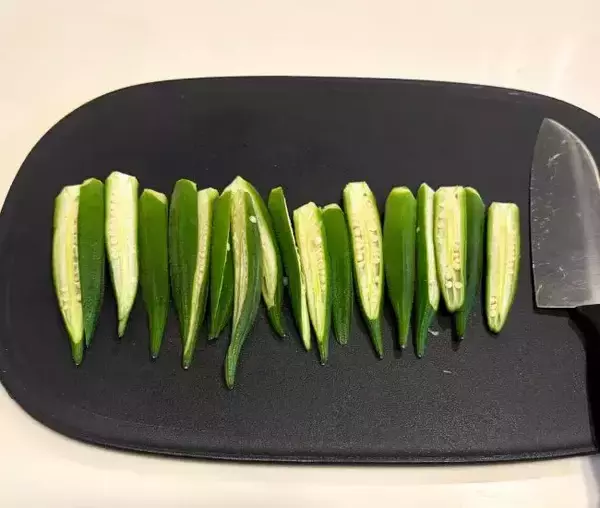 「オクラに『片栗粉』をまぶして焼くと？　思わぬ食感に「家族も喜んで食べた」」の画像