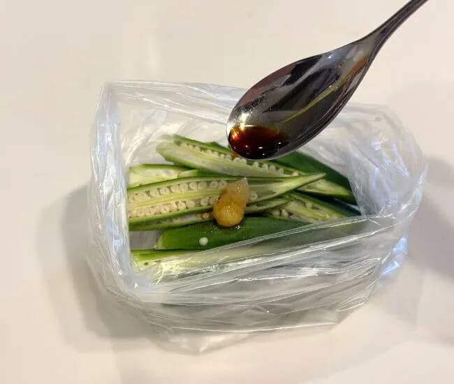 オクラに『片栗粉』をまぶして焼くと？　思わぬ食感に「家族も喜んで食べた」