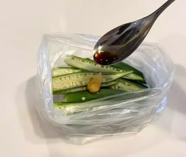 「オクラに『片栗粉』をまぶして焼くと？　思わぬ食感に「家族も喜んで食べた」」の画像