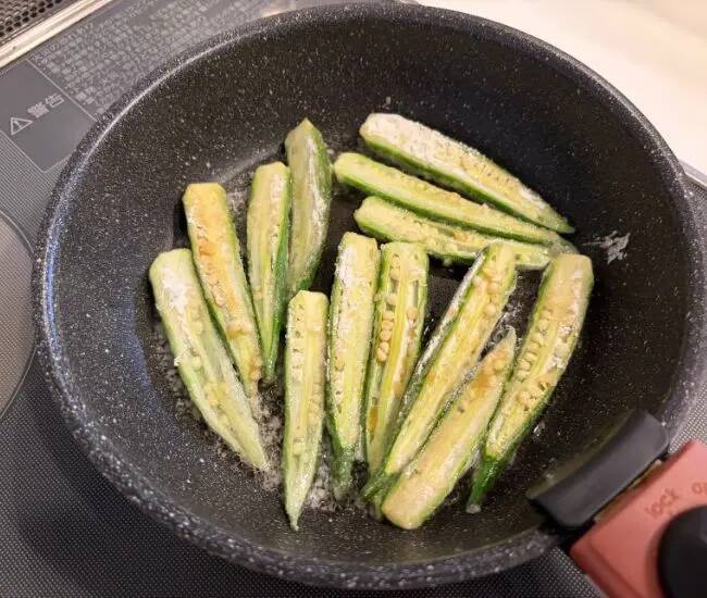 オクラに『片栗粉』をまぶして焼くと？　思わぬ食感に「家族も喜んで食べた」