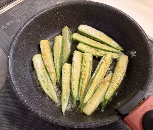 「オクラに『片栗粉』をまぶして焼くと？　思わぬ食感に「家族も喜んで食べた」」の画像