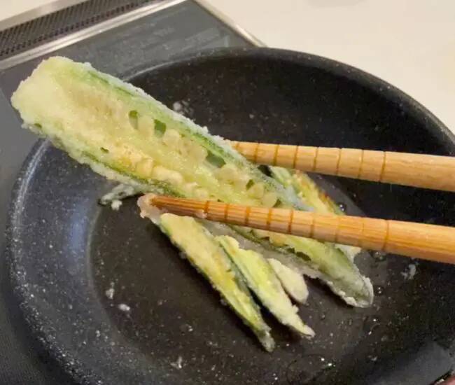 オクラに『片栗粉』をまぶして焼くと？　思わぬ食感に「家族も喜んで食べた」