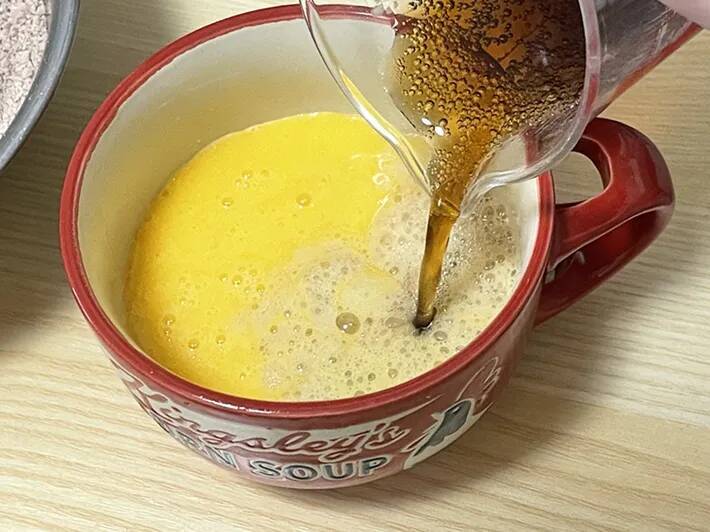 ケーキ作りに『コーラ』を使う　ホットケーキミックスで作るおやつに「食べる手が止まらない」