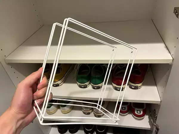 ふきんかけを下駄箱で引っかけるだけ！　玄関まわりがスッキリする活用法【2選】