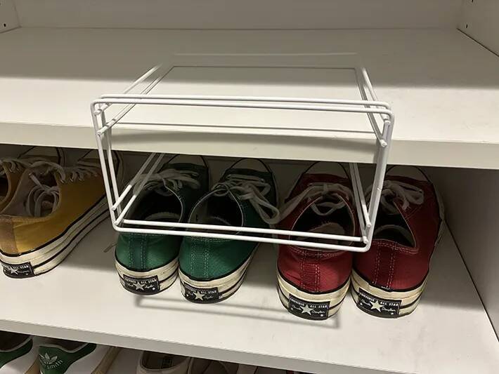 ふきんかけを下駄箱で引っかけるだけ！　玄関まわりがスッキリする活用法【2選】
