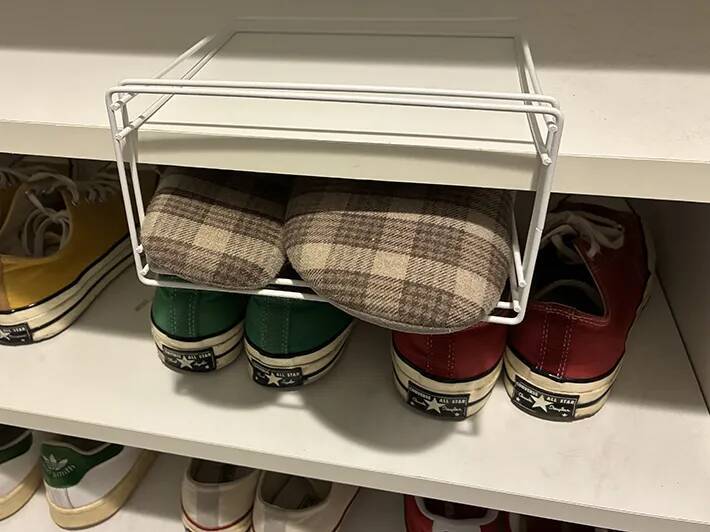 ふきんかけを下駄箱で引っかけるだけ！　玄関まわりがスッキリする活用法【2選】