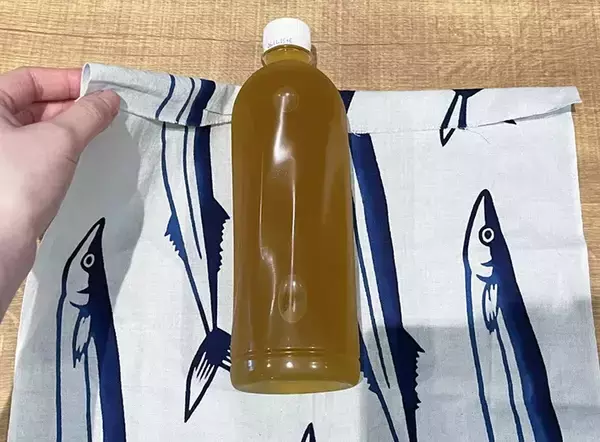 「「ねじる、結ぶ」だけですぐ完成！　結露も解決する『取っ手つきペットボトルカバー』」の画像
