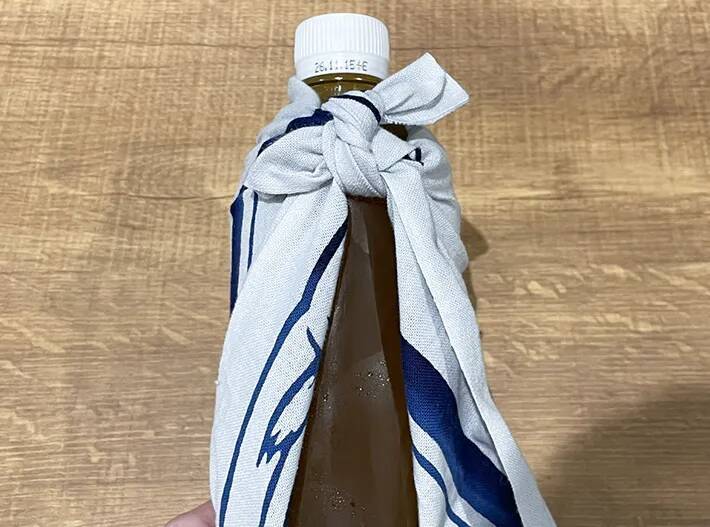 「ねじる、結ぶ」だけですぐ完成！　結露も解決する『取っ手つきペットボトルカバー』
