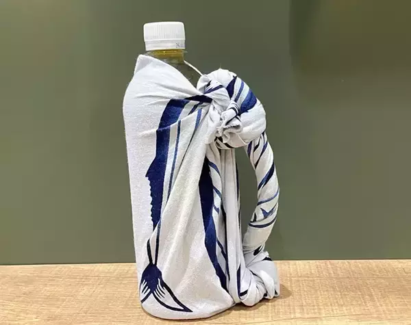 「「ねじる、結ぶ」だけですぐ完成！　結露も解決する『取っ手つきペットボトルカバー』」の画像