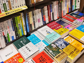 本は『縦置き』『平積み』どっちがいい？　ブックオフに聞く傷めにくい収納のコツ