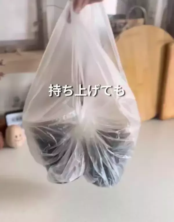 「飲み物が袋の中で倒れない裏技　買い物帰りに「便利すぎ！」」の画像