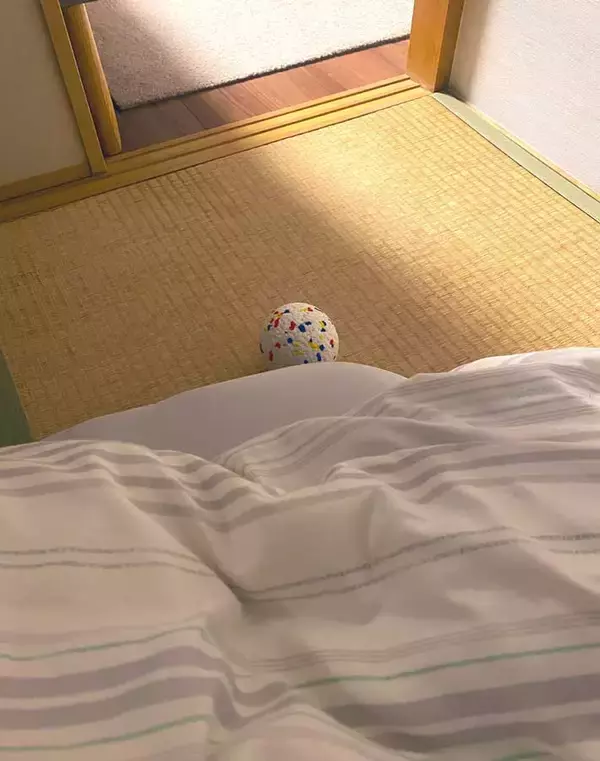 「体調を崩し、寝込んでいると…　布団の横には？「尊い」「朝から爆泣き」」の画像