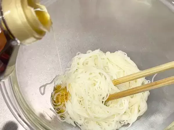 そうめんは、めんつゆだけじゃない！　混ぜるだけの『ズボラそうめん』がやみつき
