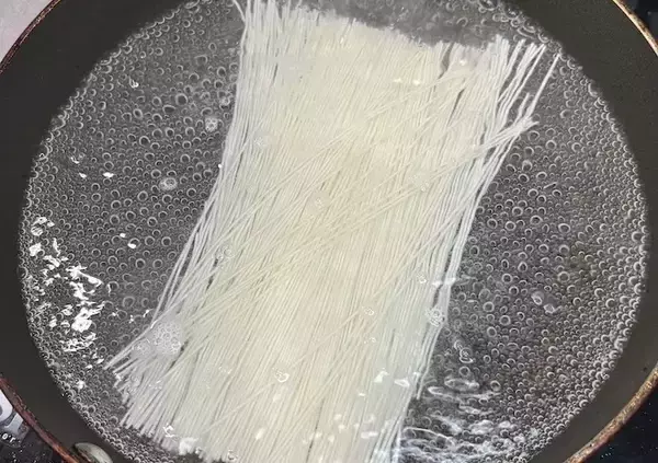 「そうめんは、めんつゆだけじゃない！　混ぜるだけの『ズボラそうめん』がやみつき」の画像