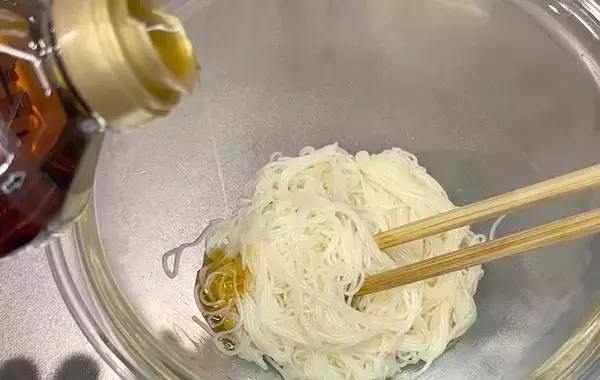 「そうめんは、めんつゆだけじゃない！　混ぜるだけの『ズボラそうめん』がやみつき」の画像