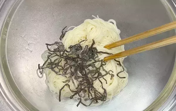 「そうめんは、めんつゆだけじゃない！　混ぜるだけの『ズボラそうめん』がやみつき」の画像