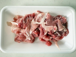 アルミホイルの上に『豚こま肉』を広げて　調理時間15分のレシピに「食べる手が止まらない」