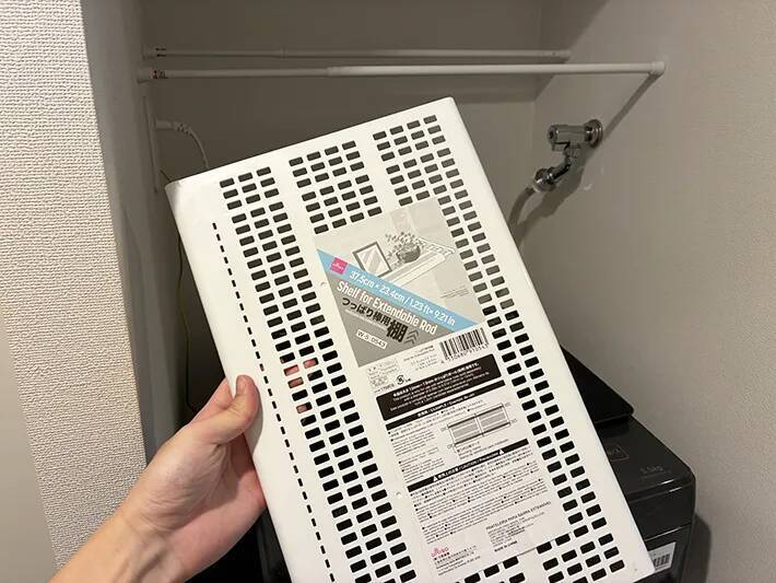 つっぱり棒の『専用棚』が優秀すぎる！　洗濯機上で2本と組み合わせる100均グッズ活用法