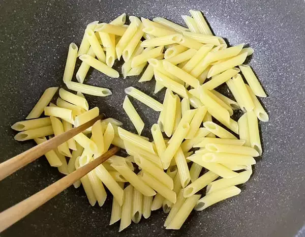 「カリカリ食感のスナック、実は『マカロニ』？　10分で作れるお手軽レシピ」の画像