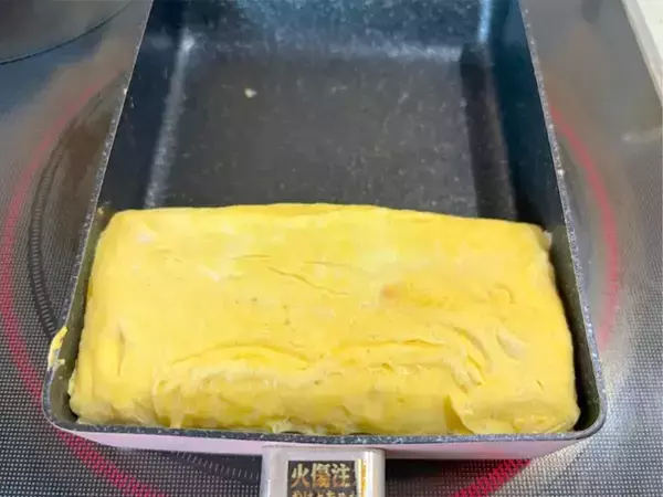 巻く前に『1切れ』のせて！　玉子焼きの食べ応えがアップして、息子が「ご飯に合うね」