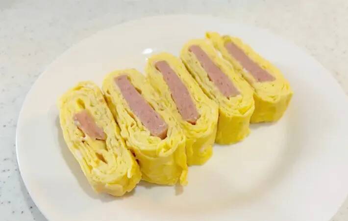 巻く前に『1切れ』のせて！　玉子焼きの食べ応えがアップして、息子が「ご飯に合うね」
