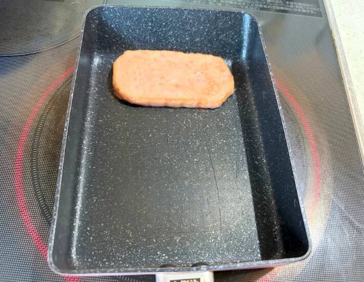巻く前に『1切れ』のせて！　玉子焼きの食べ応えがアップして、息子が「ご飯に合うね」