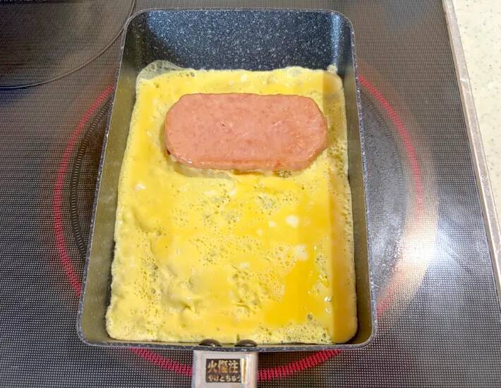 巻く前に『1切れ』のせて！　玉子焼きの食べ応えがアップして、息子が「ご飯に合うね」