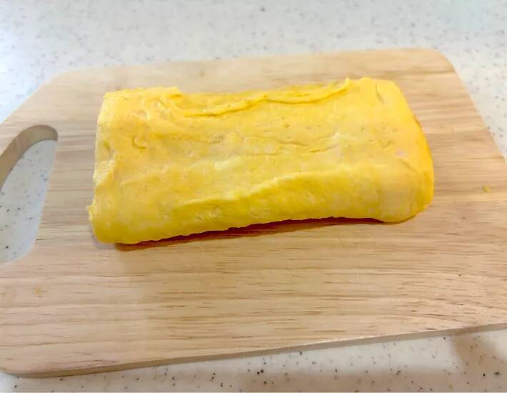 巻く前に『1切れ』のせて！　玉子焼きの食べ応えがアップして、息子が「ご飯に合うね」