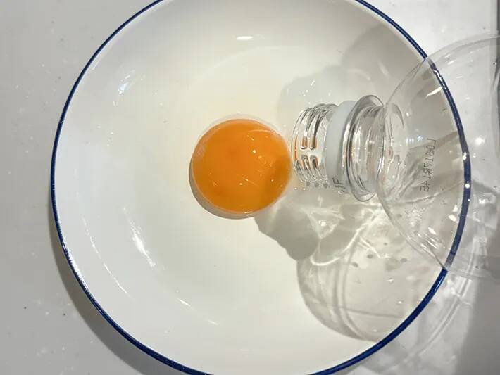 ペットボトル、調理アイテムで使えます　卵を吸う10秒ワザが「快適」