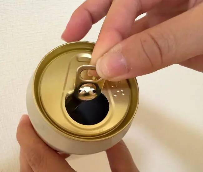 ハンガーに『空き缶のプルタブ』を通すだけ　意外な収納術に感動！