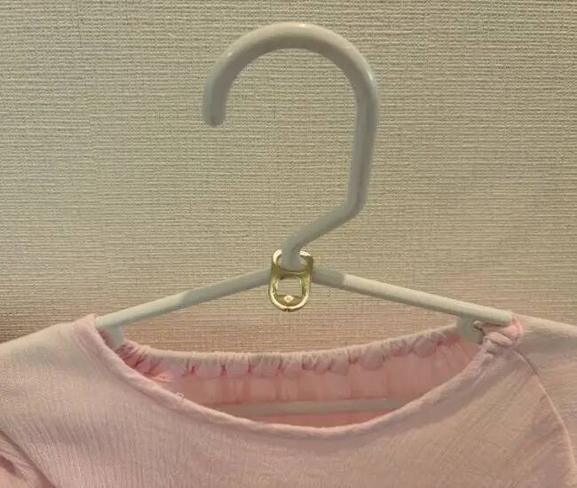 ハンガーに『空き缶のプルタブ』を通すだけ　意外な収納術に感動！