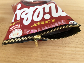 ハロウィンデザインのお菓子袋、捨てる前に！　ダイソー商品でポーチにリメイク