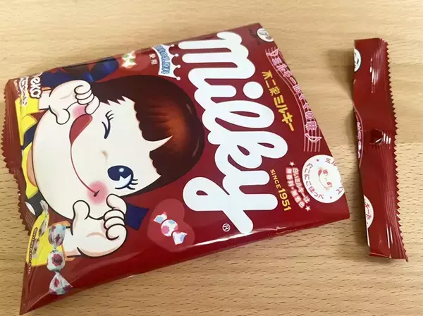 「ハロウィンデザインのお菓子袋、捨てる前に！　ダイソー商品でポーチにリメイク」の画像
