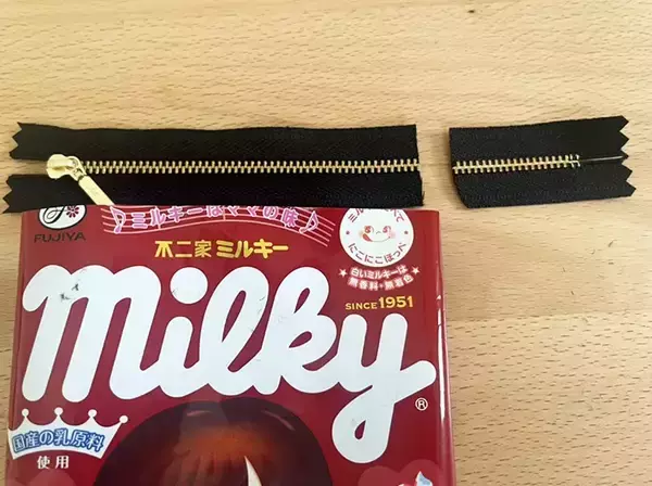 「ハロウィンデザインのお菓子袋、捨てる前に！　ダイソー商品でポーチにリメイク」の画像