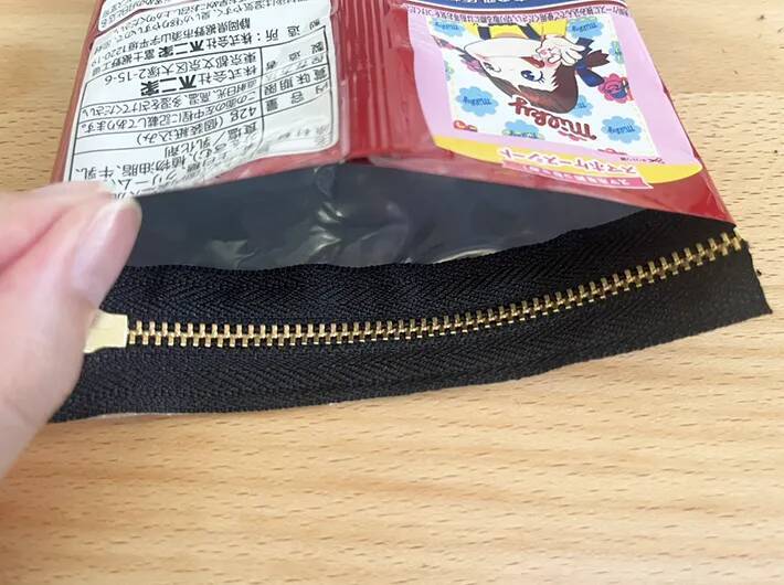 ハロウィンデザインのお菓子袋、捨てる前に！　ダイソー商品でポーチにリメイク