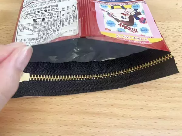 「ハロウィンデザインのお菓子袋、捨てる前に！　ダイソー商品でポーチにリメイク」の画像