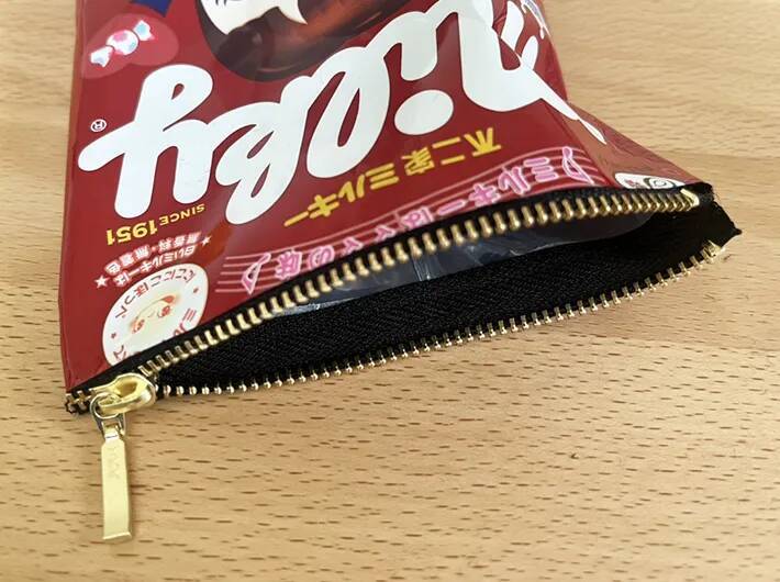ハロウィンデザインのお菓子袋、捨てる前に！　ダイソー商品でポーチにリメイク