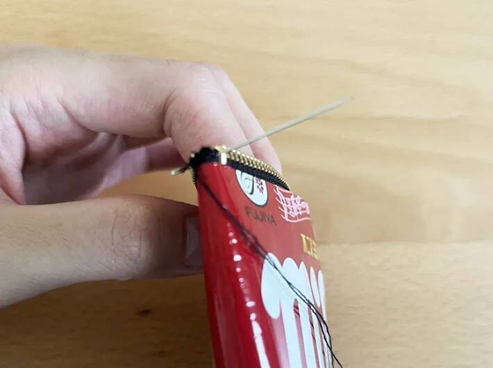 ハロウィンデザインのお菓子袋、捨てる前に！　ダイソー商品でポーチにリメイク