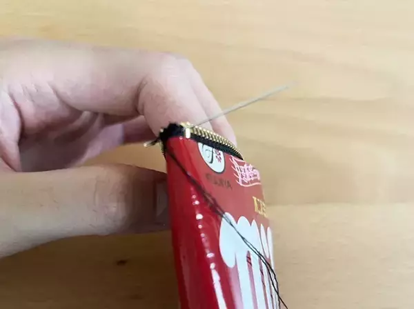 「ハロウィンデザインのお菓子袋、捨てる前に！　ダイソー商品でポーチにリメイク」の画像