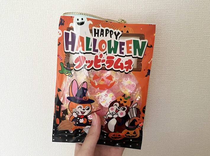 ハロウィンデザインのお菓子袋、捨てる前に！　ダイソー商品でポーチにリメイク