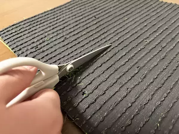 「ダイソーの『人工芝』　庭で使うではなく…？まさかの活用法に「買って損なし！」」の画像