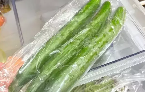 「キュウリの浅漬け、漬ける前の『30秒』で激変！　味染みの違いに驚いた」の画像