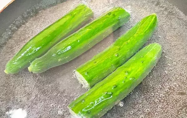 「キュウリの浅漬け、漬ける前の『30秒』で激変！　味染みの違いに驚いた」の画像