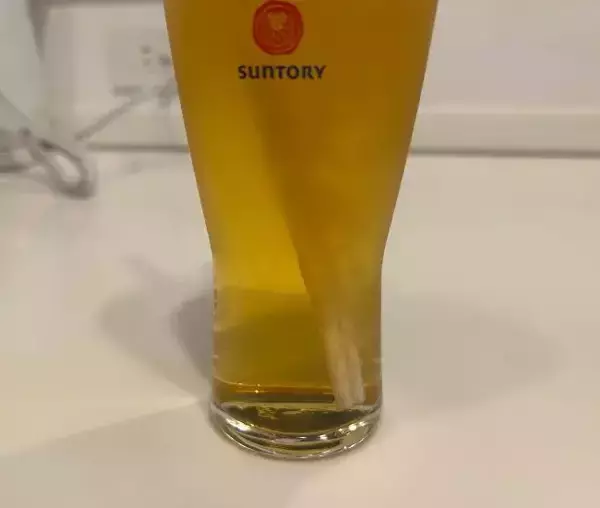 「ビールに割り箸を入れると…？　驚きの光景に「マジか」「知らなかった」」の画像