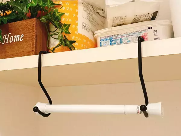 トイレの棚に『つっぱり棒』を1本吊るして！“即席タオル掛け”が「好きにできてイイ」