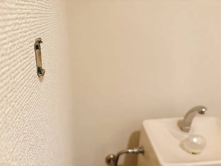 トイレの棚に『つっぱり棒』を1本吊るして！“即席タオル掛け”が「好きにできてイイ」