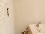 「トイレの棚に『つっぱり棒』を1本吊るして！“即席タオル掛け”が「好きにできてイイ」」の画像3