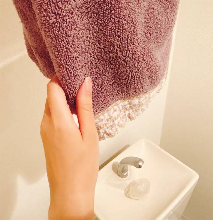 トイレの棚に『つっぱり棒』を1本吊るして！“即席タオル掛け”が「好きにできてイイ」