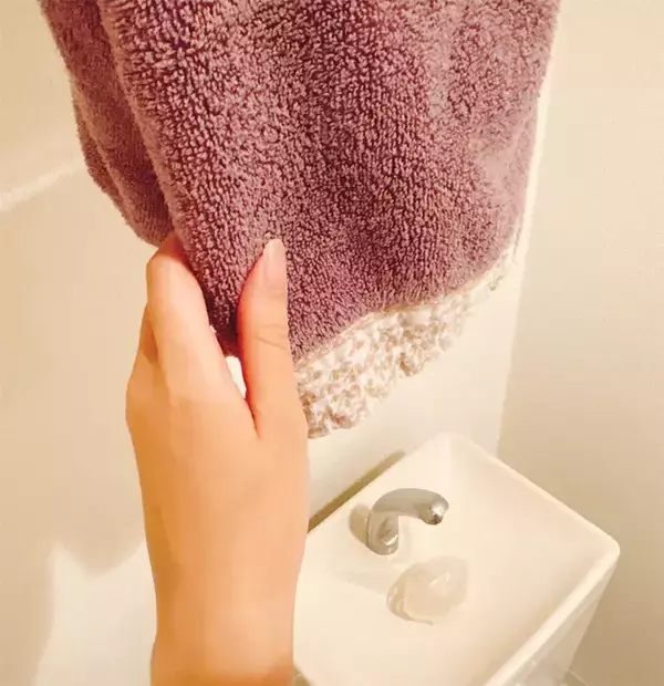 「トイレの棚に『つっぱり棒』を1本吊るして！“即席タオル掛け”が「好きにできてイイ」」の画像